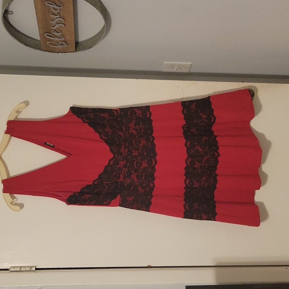 Beautiful and flattering dress!